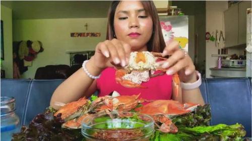 娱乐吃瓜酱姐姐摆摊,娱乐吃瓜酱姐姐的街头摆摊传奇 第2张 娱乐吃瓜酱姐姐摆摊,娱乐吃瓜酱姐姐的街头摆摊传奇 第2张